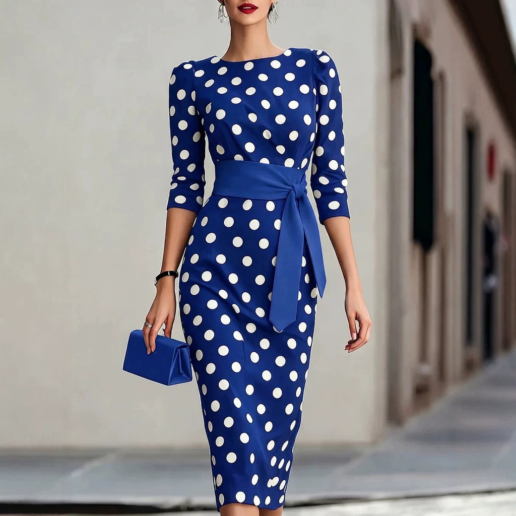 Abito elegante aderente in vita, blu navy a pois in stile retrò, con cintura.