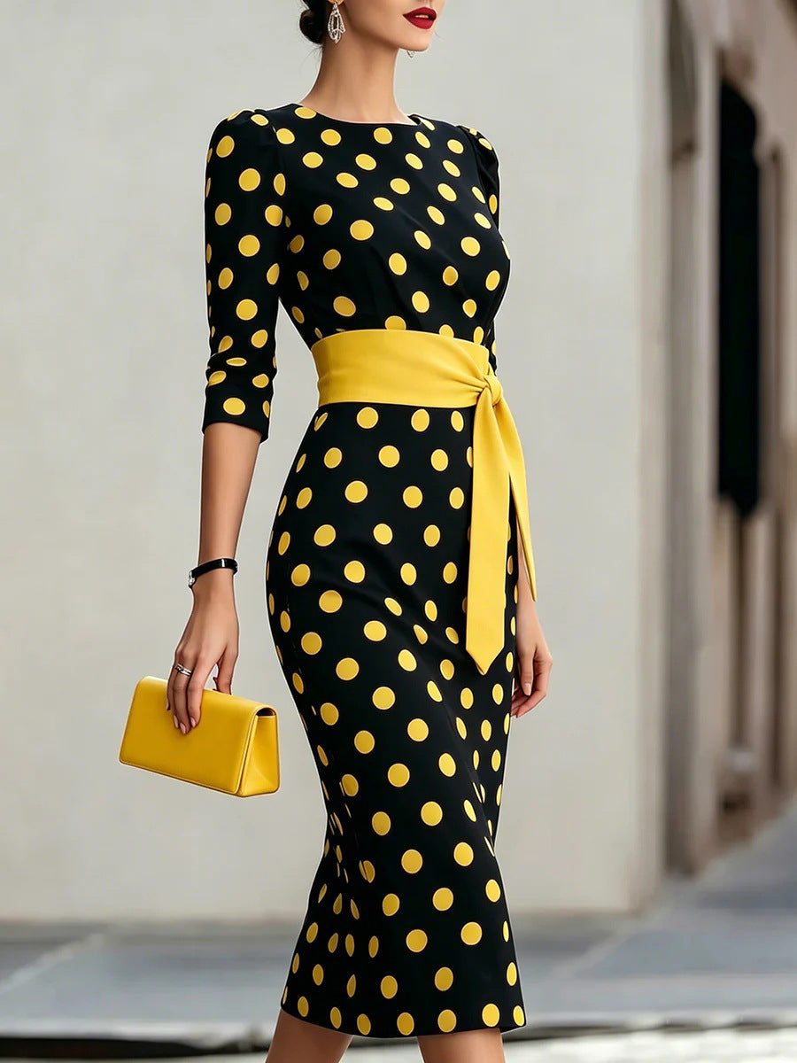 Abito elegante aderente in vita, blu navy a pois in stile retrò, con cintura.