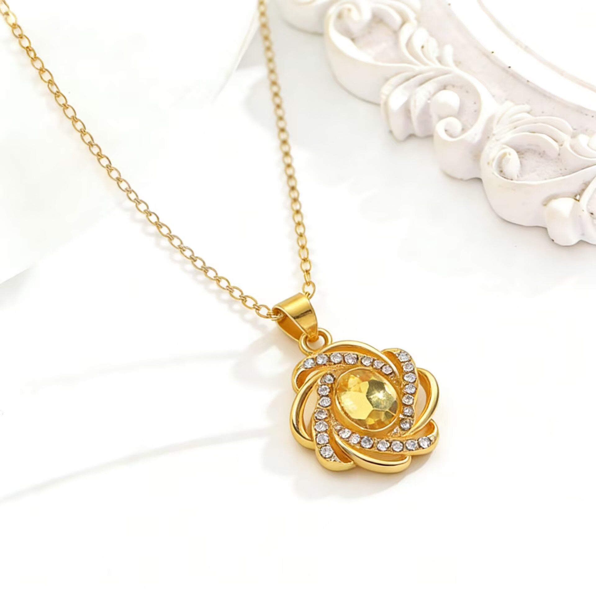 Collana girocollo di lusso con zirconi blu, design unico e raffinato.