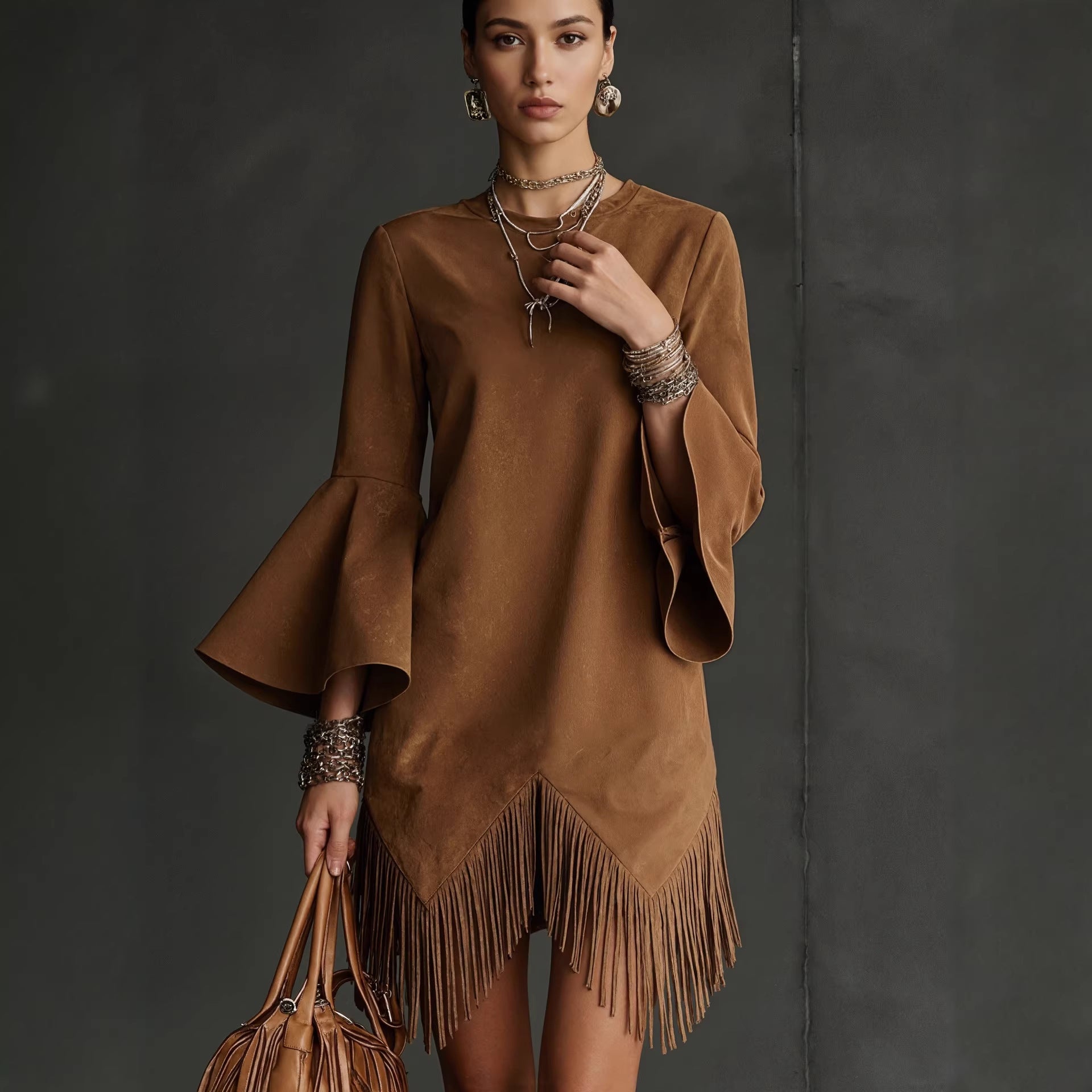 Abito da donna ampio e alla moda con maniche svasate e nappine