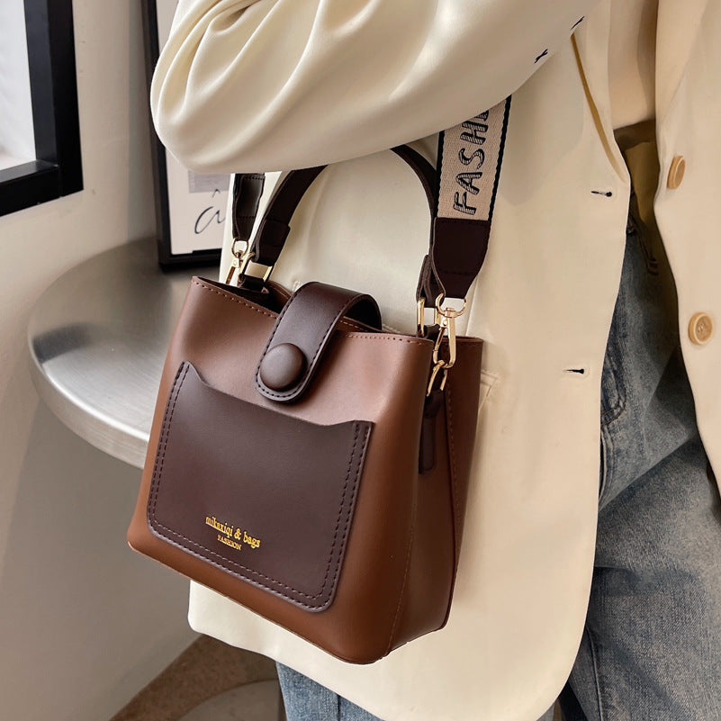 Borsa a tracolla da donna alla moda per la primavera, versatile e adatta a tutti gli abbinamenti