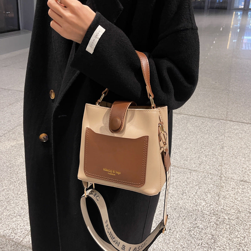 Borsa a tracolla da donna alla moda per la primavera, versatile e adatta a tutti gli abbinamenti