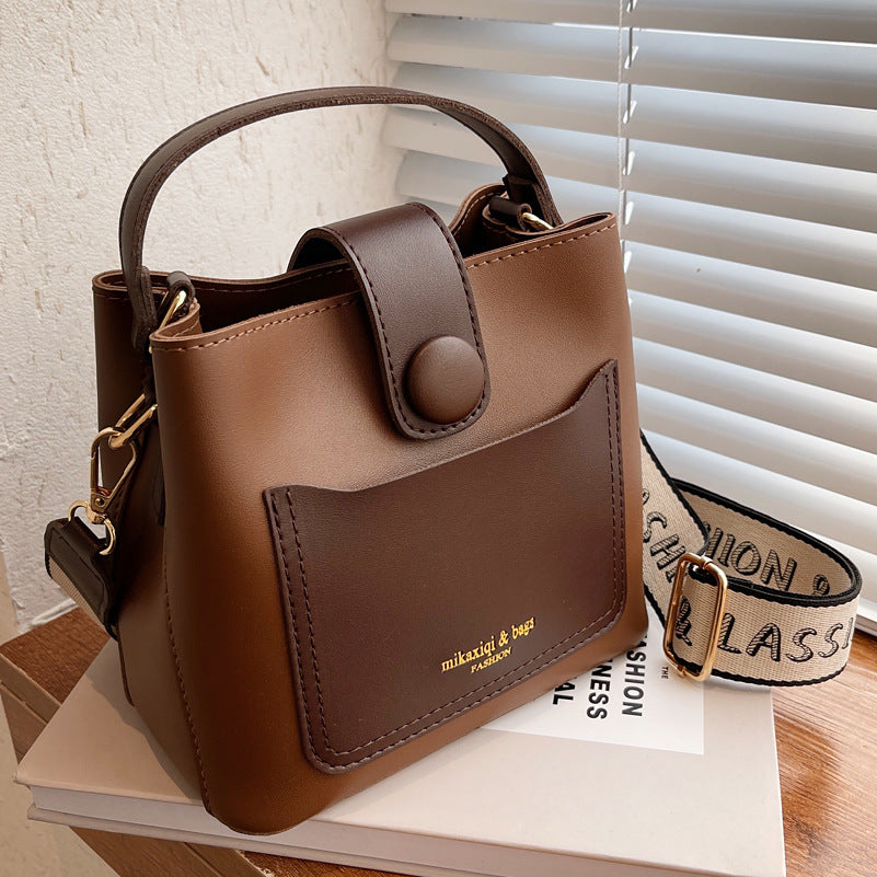 Borsa a tracolla da donna alla moda per la primavera, versatile e adatta a tutti gli abbinamenti