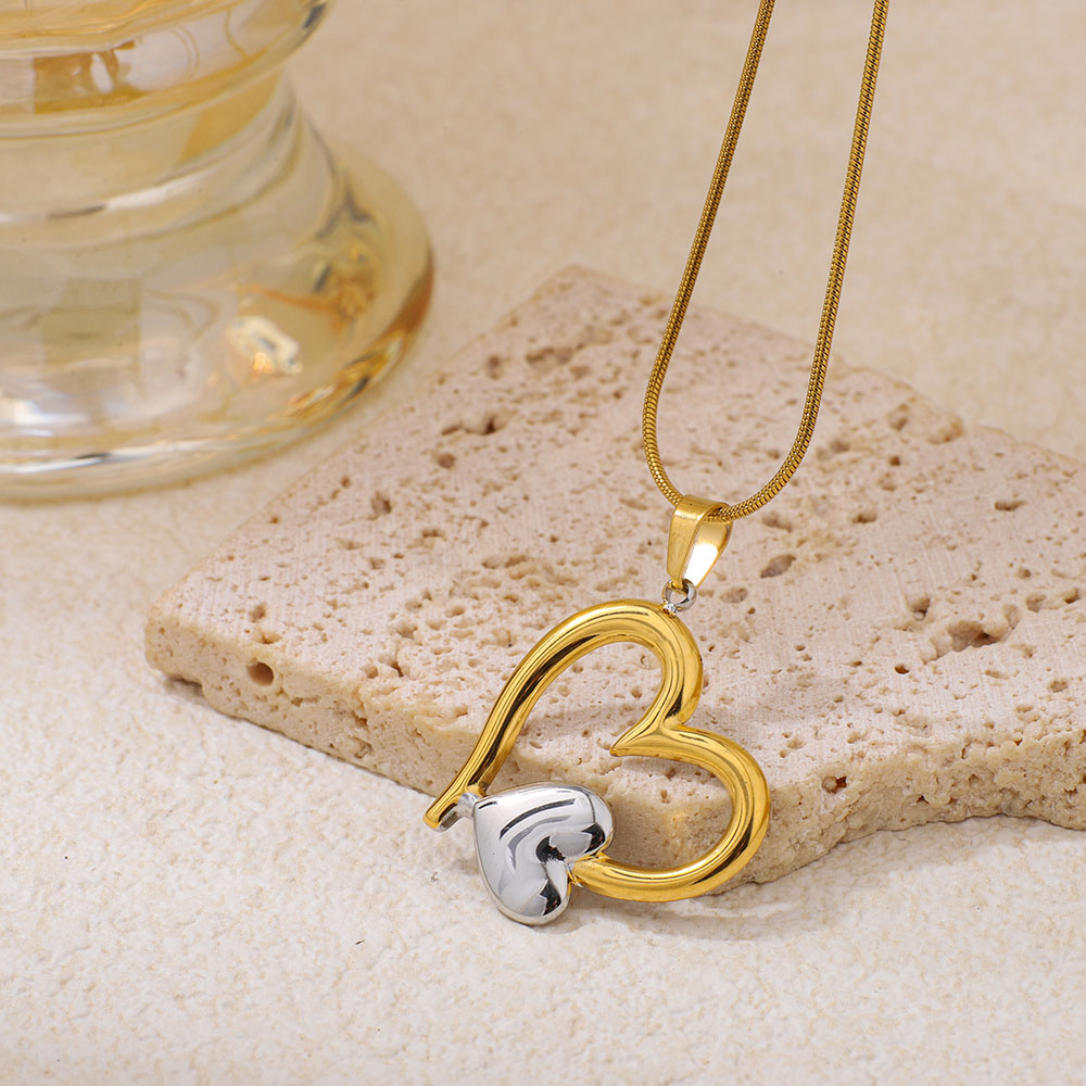 Collana con ciondolo a forma di cuore traforato in acciaio inossidabile bicolore