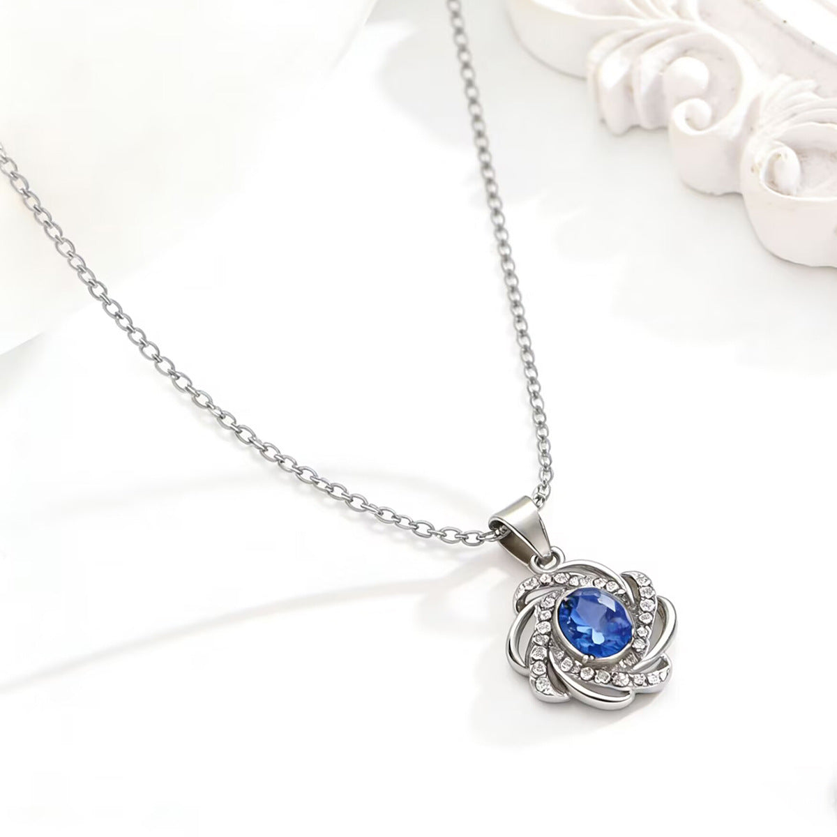 Collana girocollo di lusso con zirconi blu, design unico e raffinato.