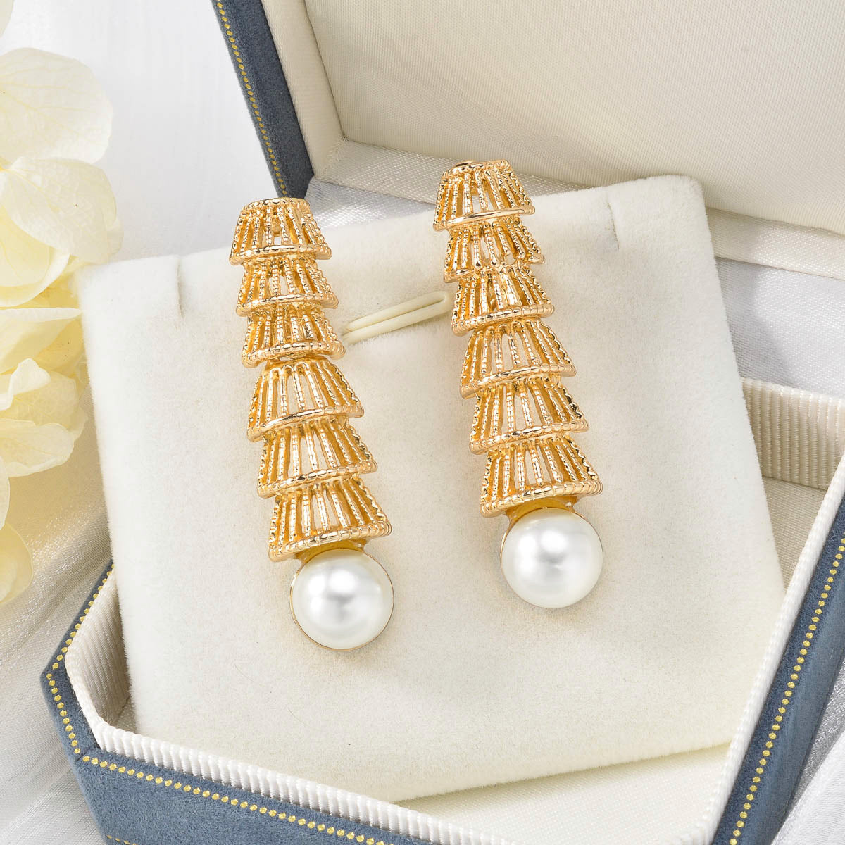Set di quattro gioielli vintage in oro con perle traforate