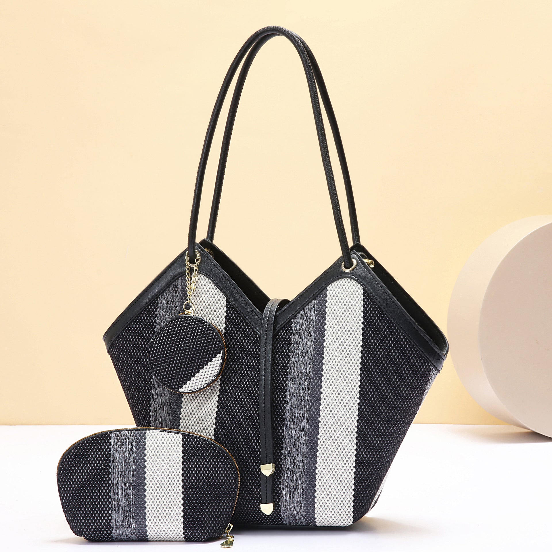 Elegante borsa tote capiente con un design di tendenza in blocchi di colore