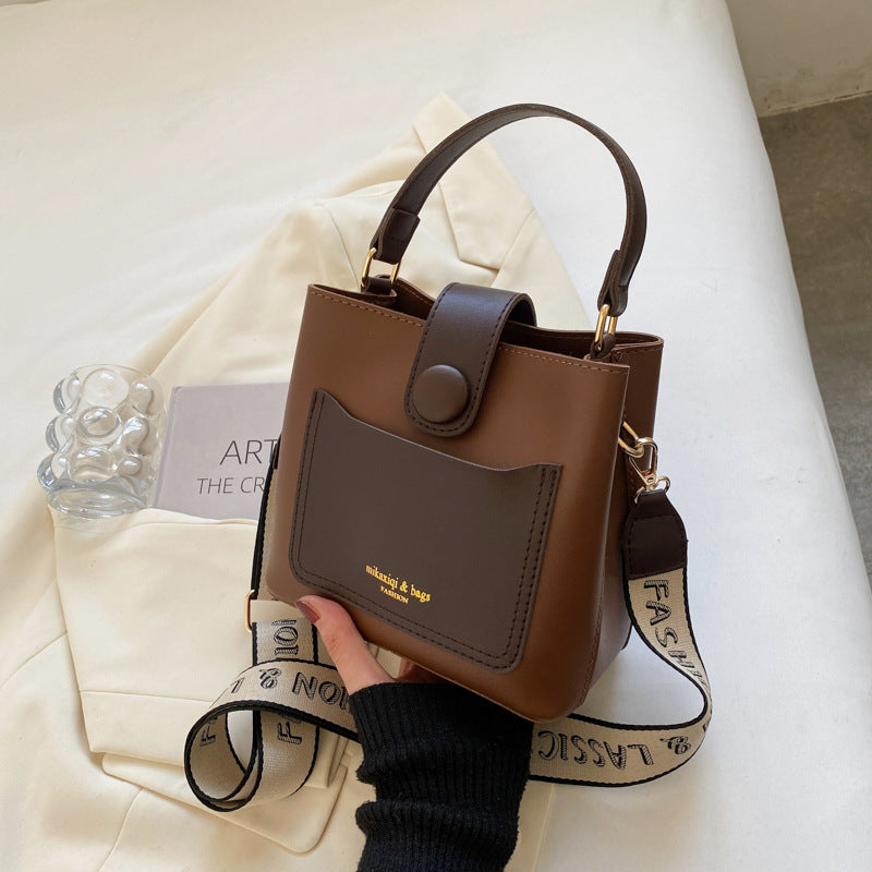 Borsa a tracolla da donna alla moda per la primavera, versatile e adatta a tutti gli abbinamenti