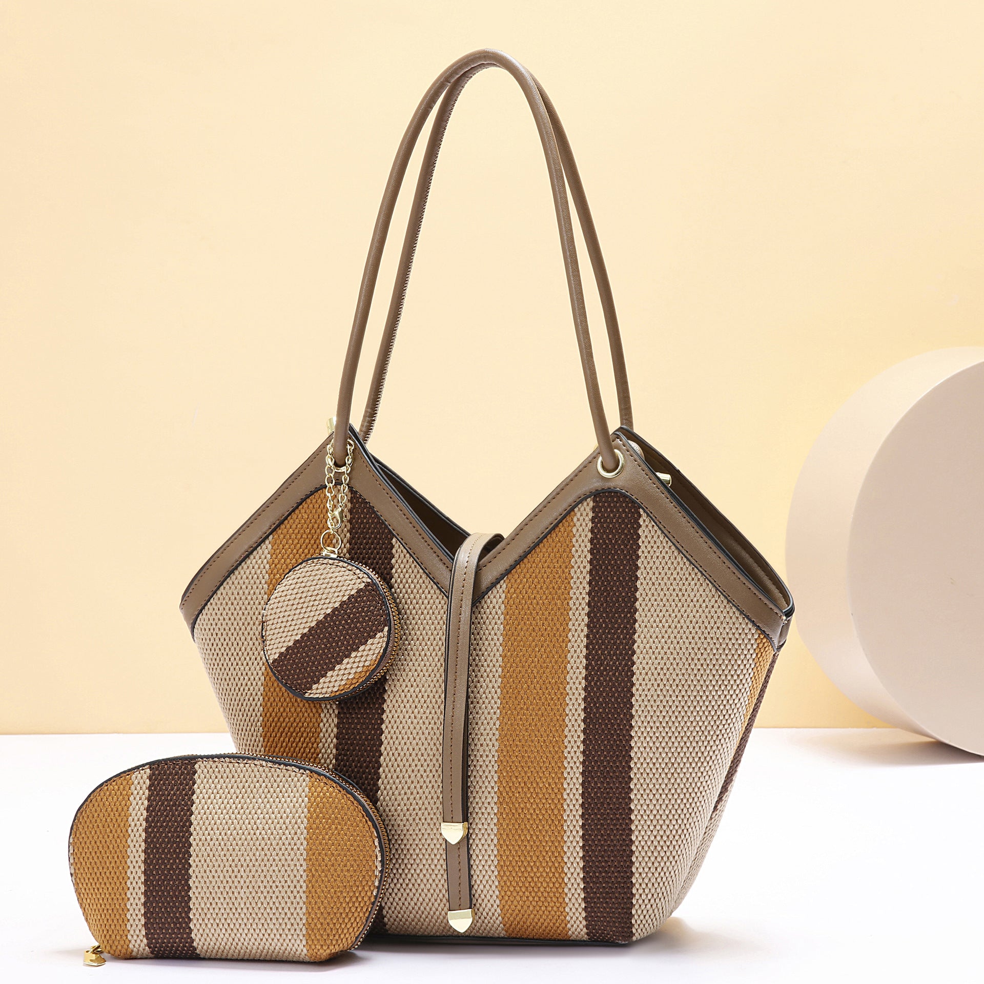 Elegante borsa tote capiente con un design di tendenza in blocchi di colore