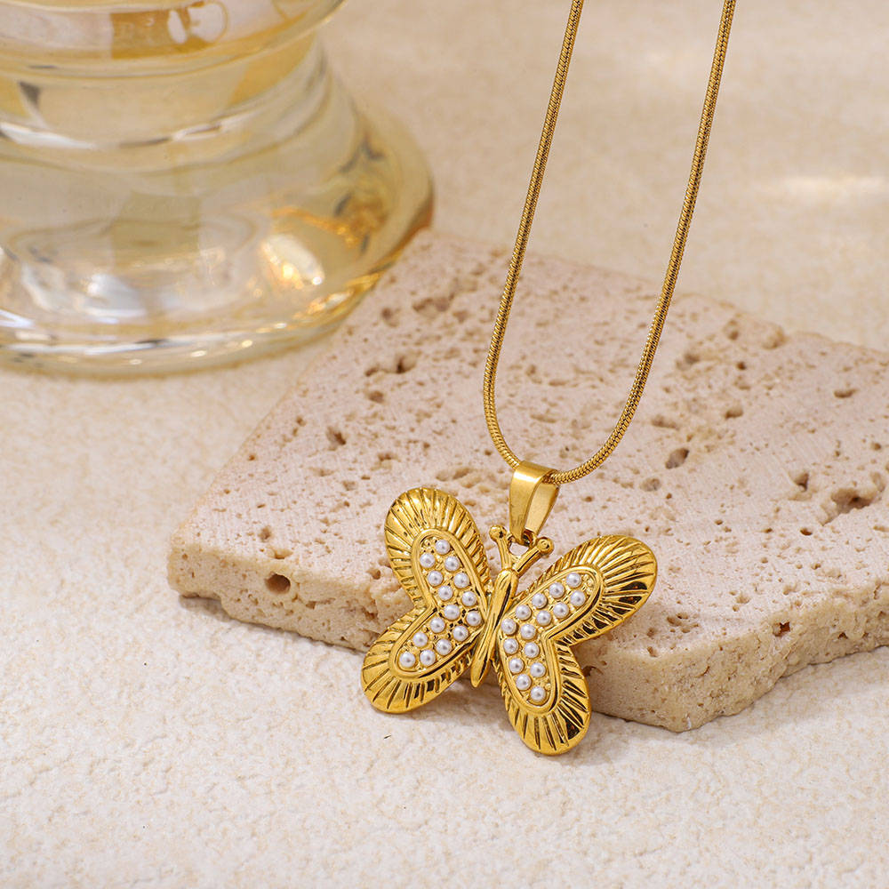 Collana con ciondolo a forma di farfalla