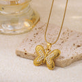 Collana con ciondolo a forma di farfalla
