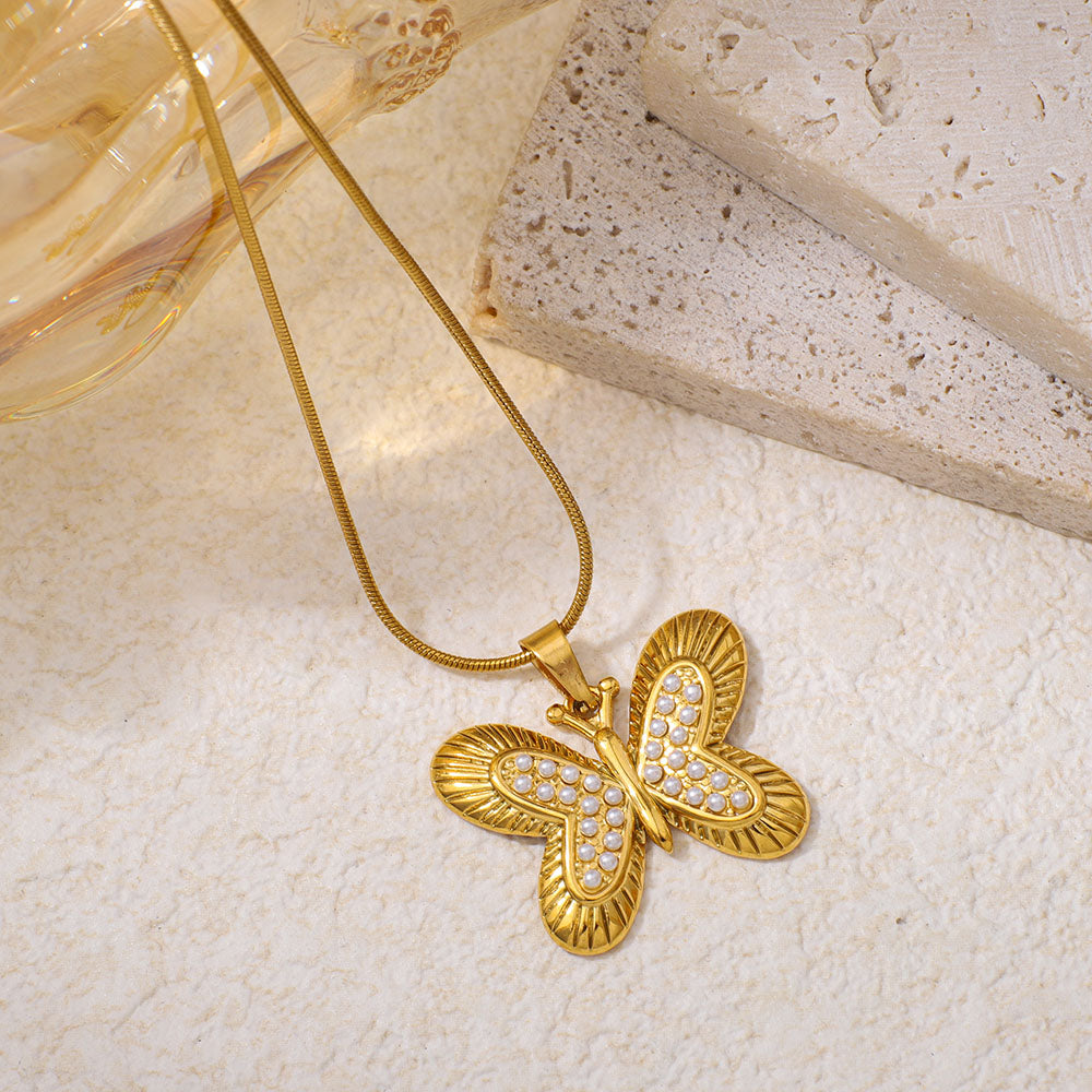 Collana con ciondolo a forma di farfalla