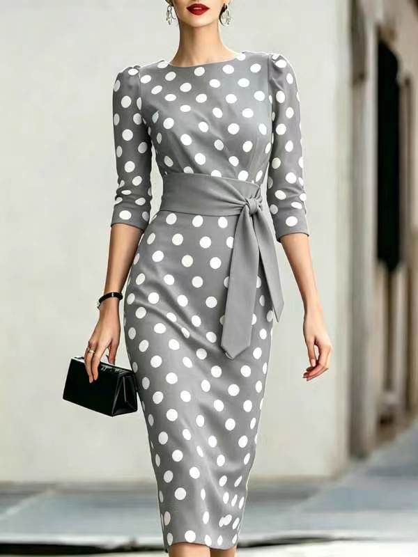 Abito elegante aderente in vita, blu navy a pois in stile retrò, con cintura.