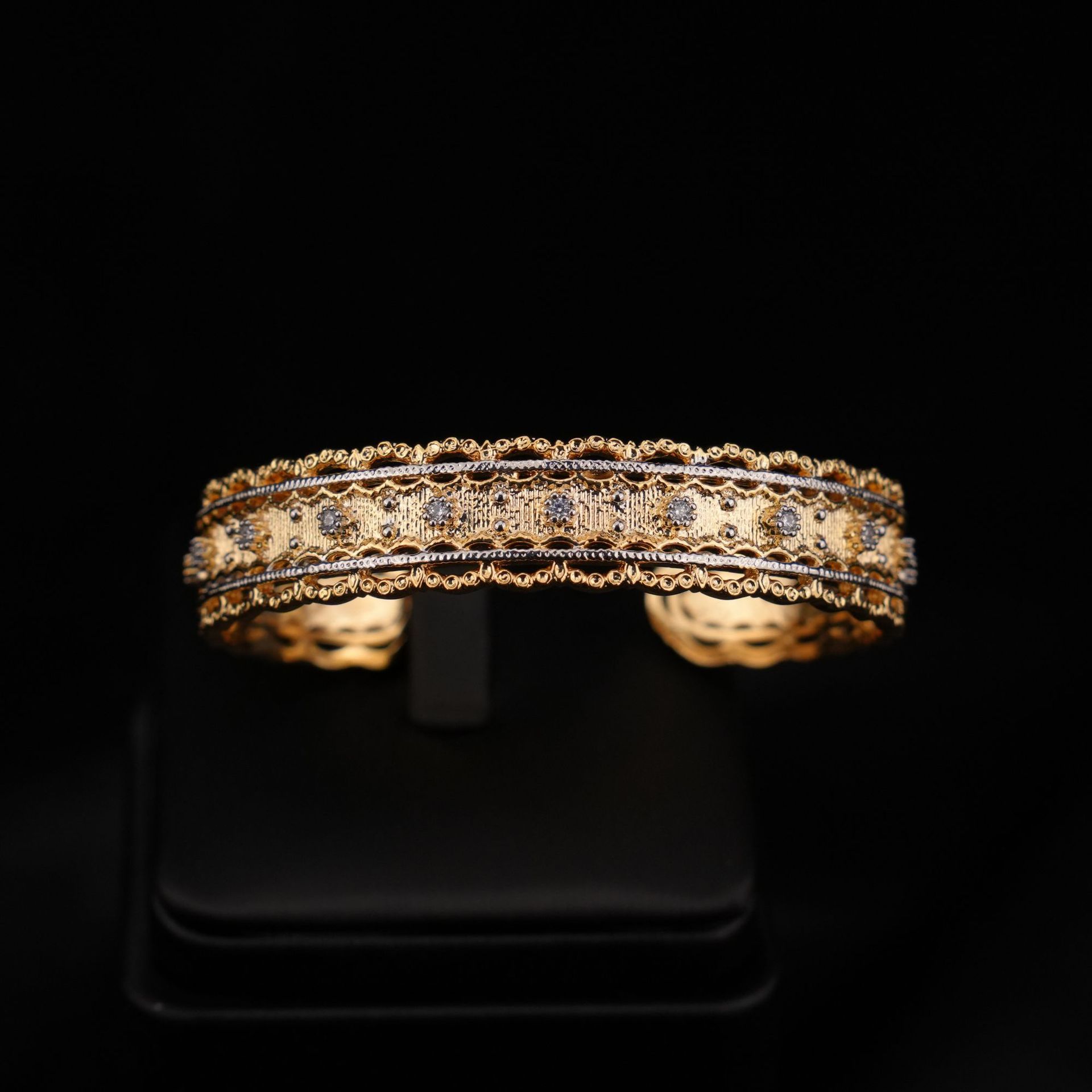 Bracciale rigido stile Buccellati italiano, in rame placcato oro 18 carati, con lavorazione a intreccio e zirconi, completamente aperto