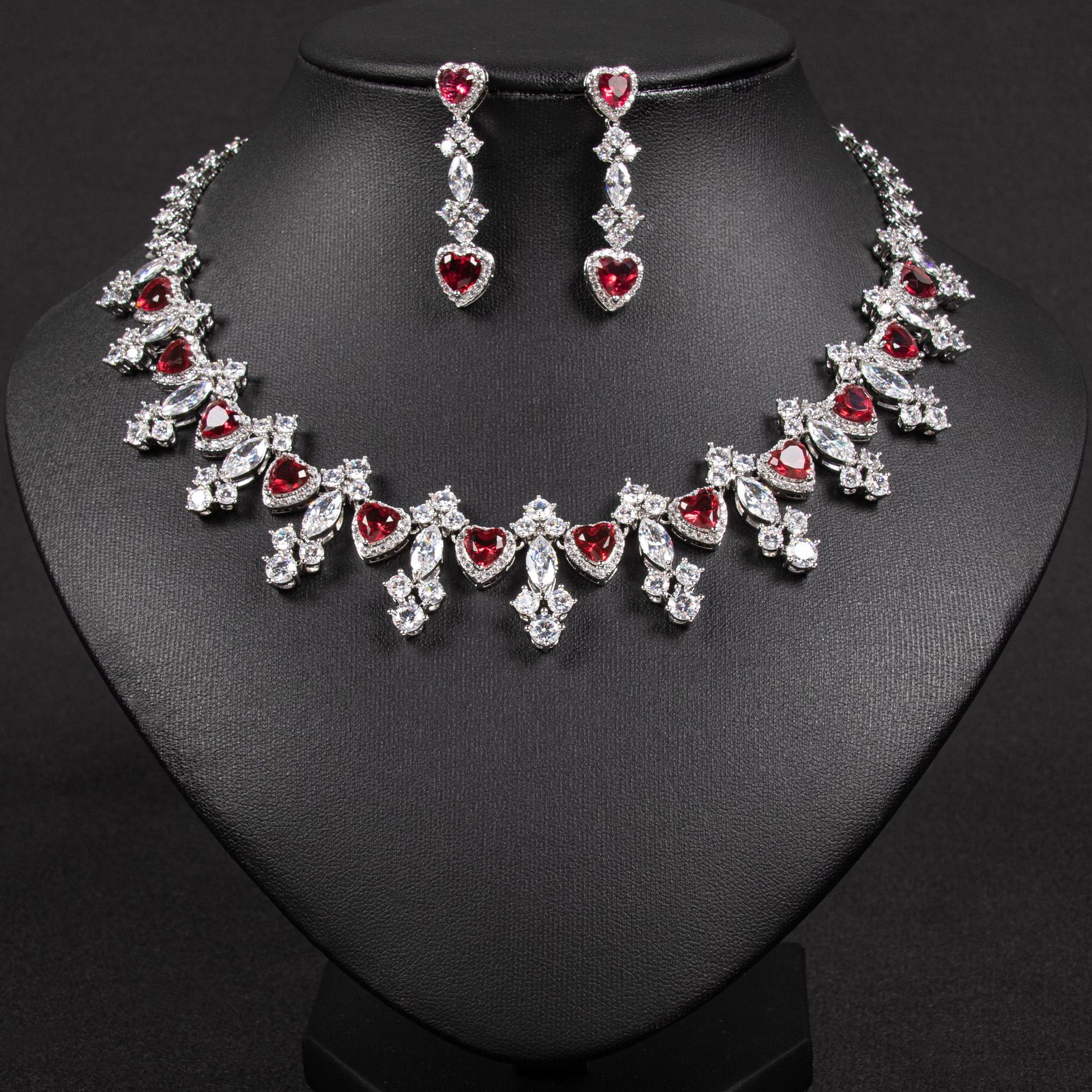 Collana e orecchini alla moda, personalizzati e creativi per donna