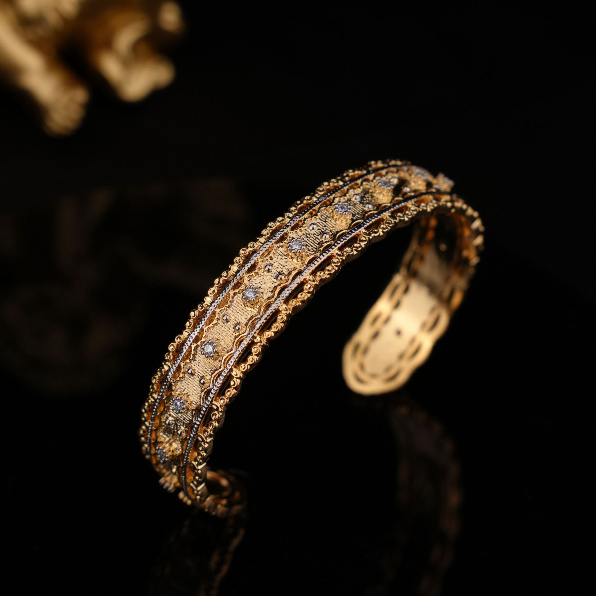 Bracciale rigido stile Buccellati italiano, in rame placcato oro 18 carati, con lavorazione a intreccio e zirconi, completamente aperto