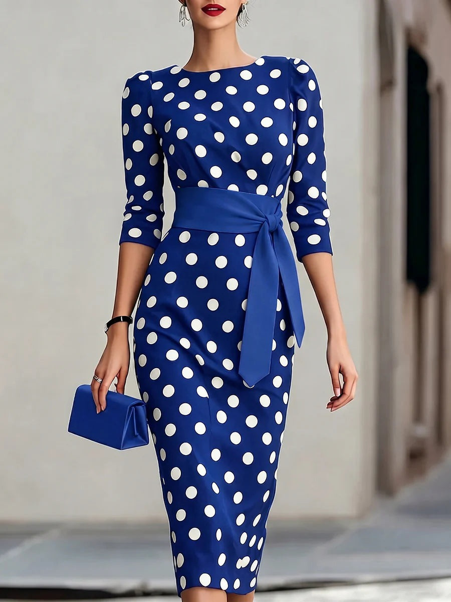 Abito elegante aderente in vita, blu navy a pois in stile retrò, con cintura.