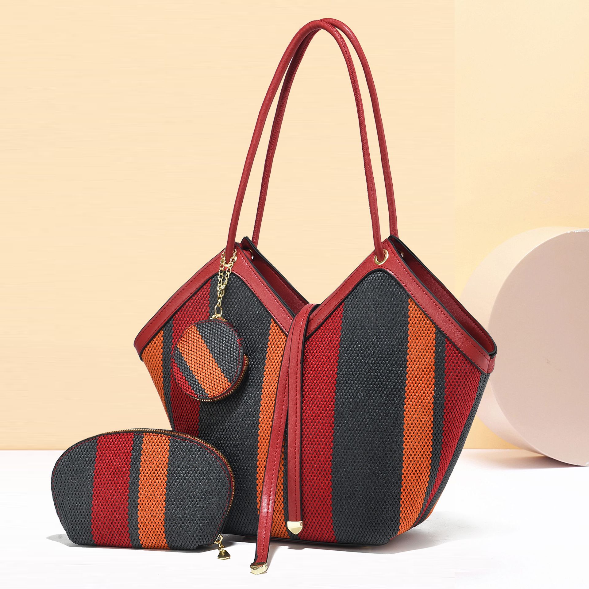 Elegante borsa tote capiente con un design di tendenza in blocchi di colore