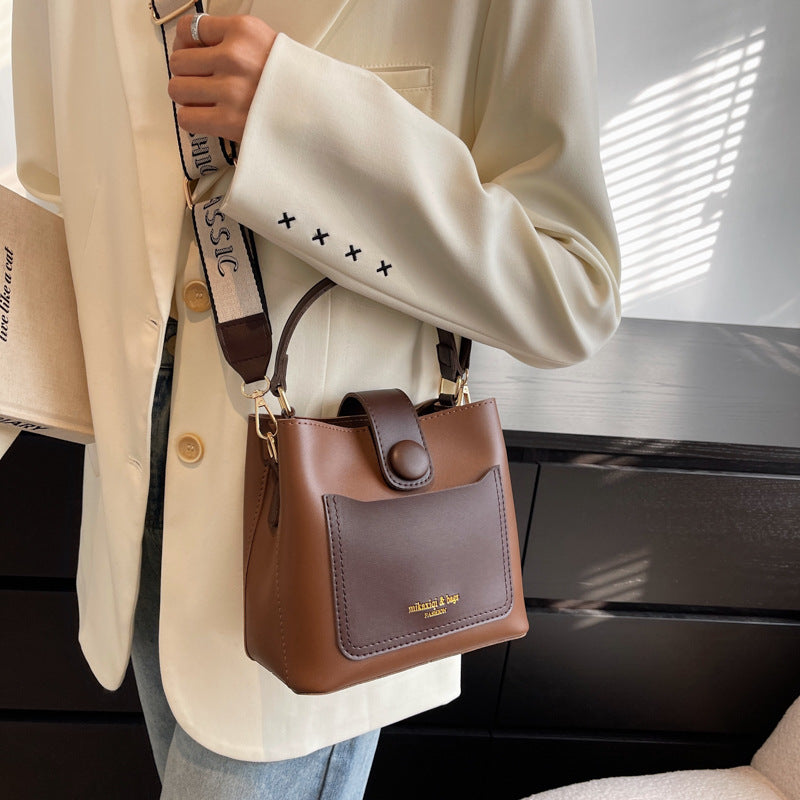 Borsa a tracolla da donna alla moda per la primavera, versatile e adatta a tutti gli abbinamenti