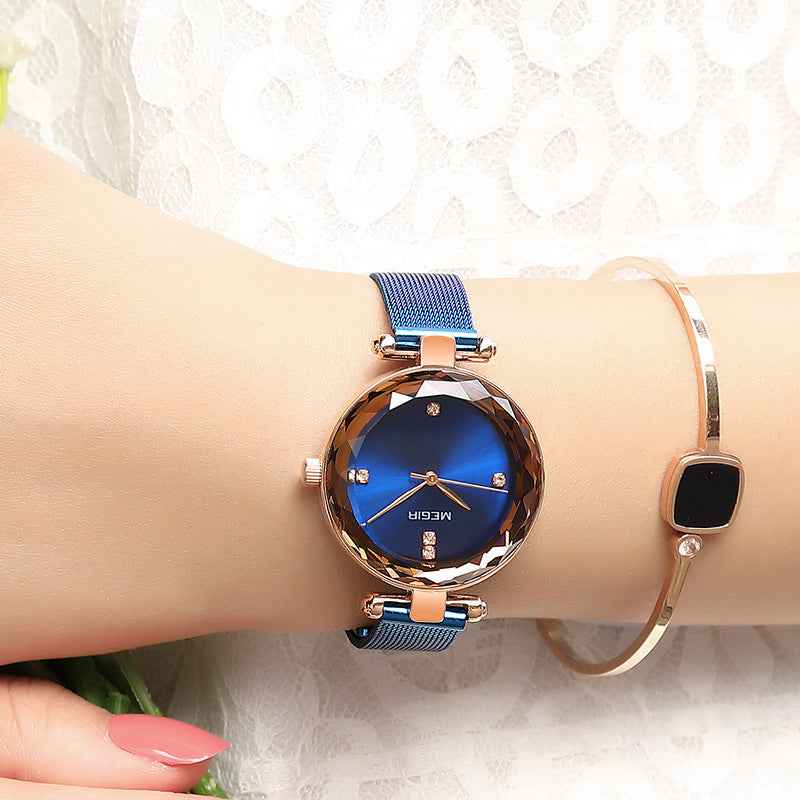 Elegante orologio da donna al quarzo con movimento importato e quadrante a specchio, cinturino in acciaio e dettagli in diamanti.
