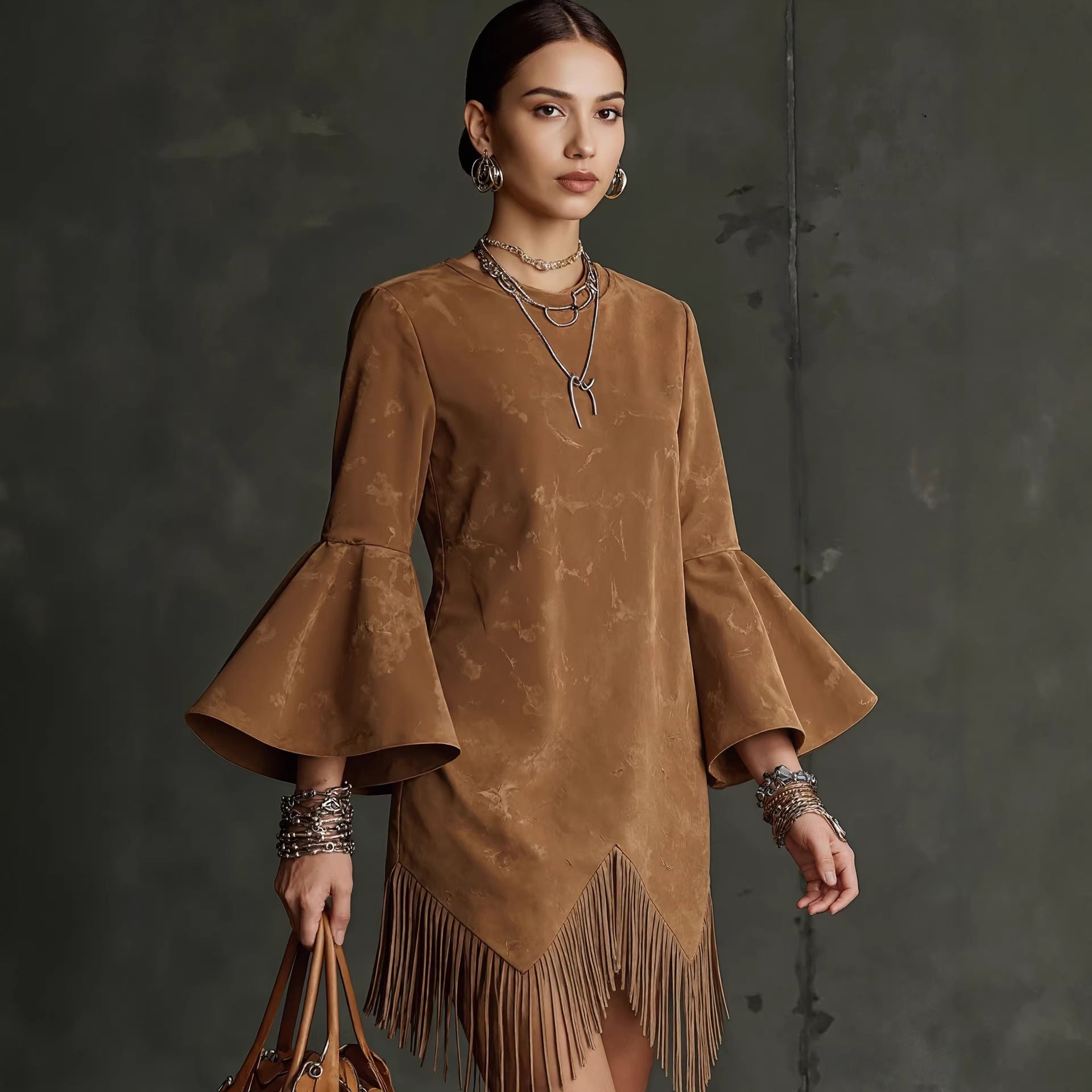 Abito da donna ampio e alla moda con maniche svasate e nappine