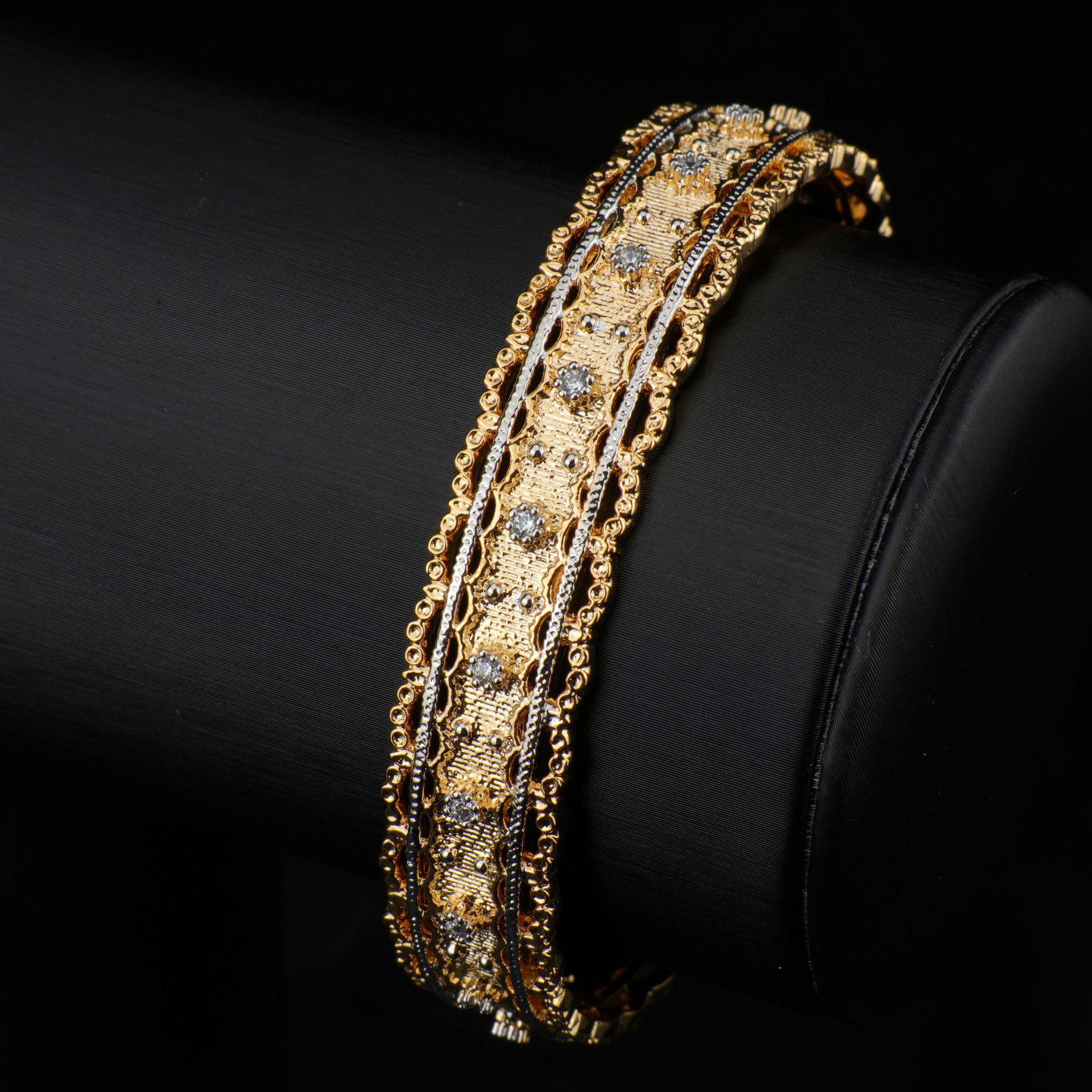 Bracciale rigido stile Buccellati italiano, in rame placcato oro 18 carati, con lavorazione a intreccio e zirconi, completamente aperto