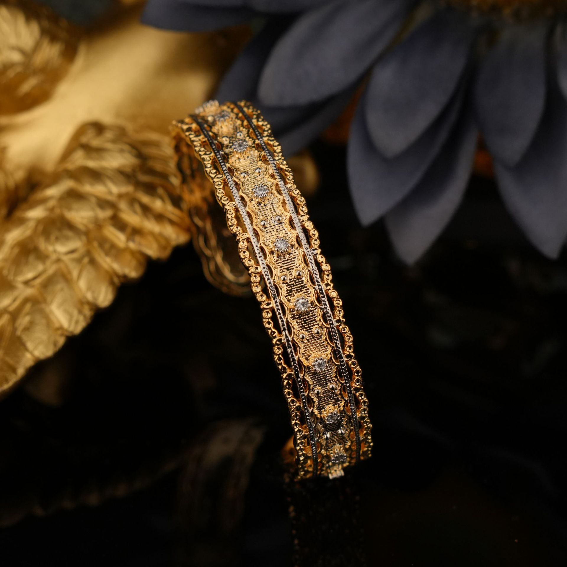 Bracciale rigido stile Buccellati italiano, in rame placcato oro 18 carati, con lavorazione a intreccio e zirconi, completamente aperto