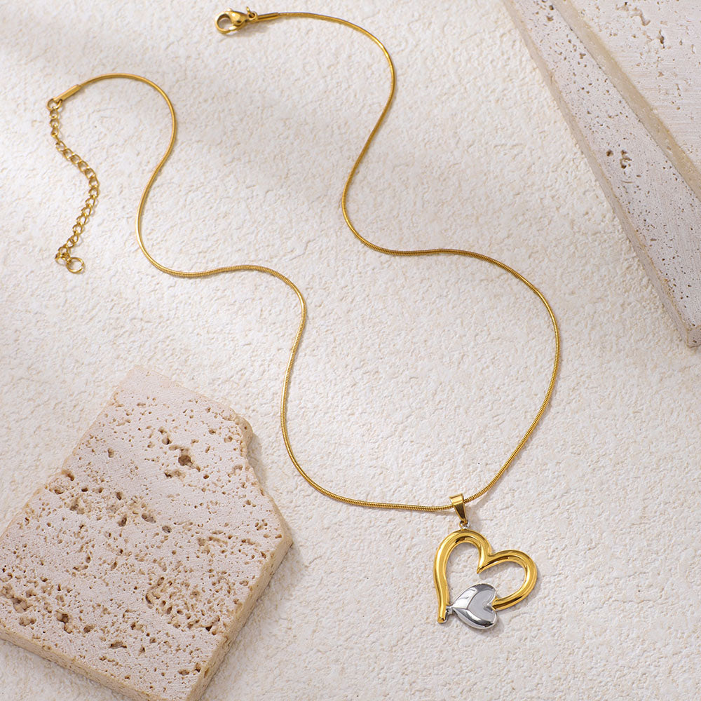 Collana con ciondolo a forma di cuore traforato in acciaio inossidabile bicolore