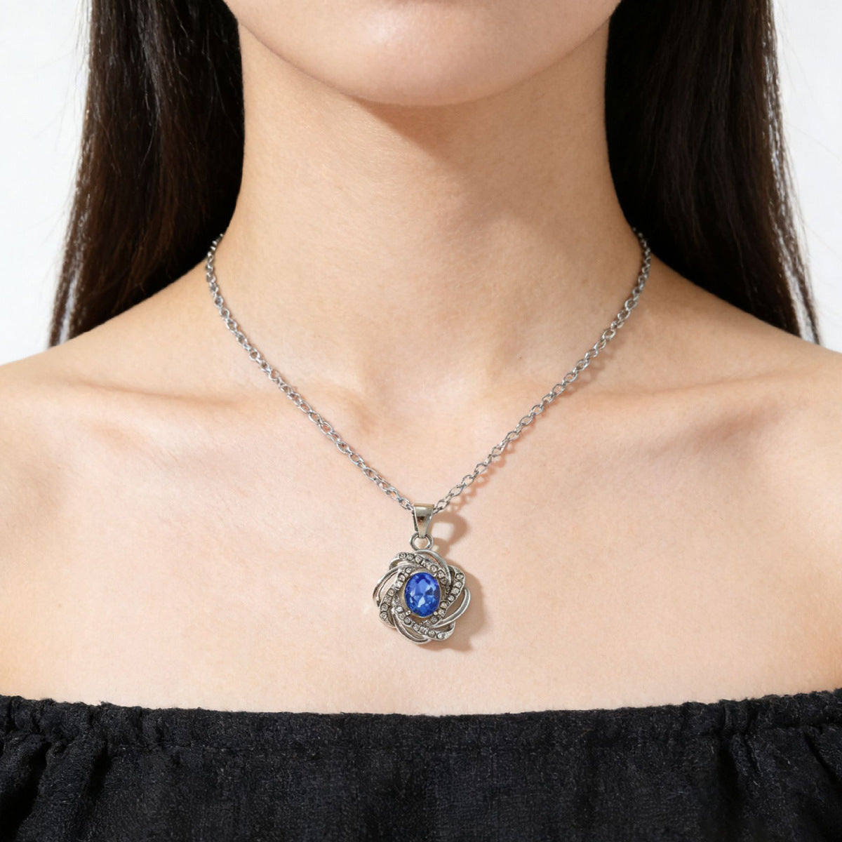 Collana girocollo di lusso con zirconi blu, design unico e raffinato.