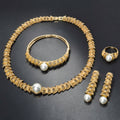 Set di quattro gioielli vintage in oro con perle traforate