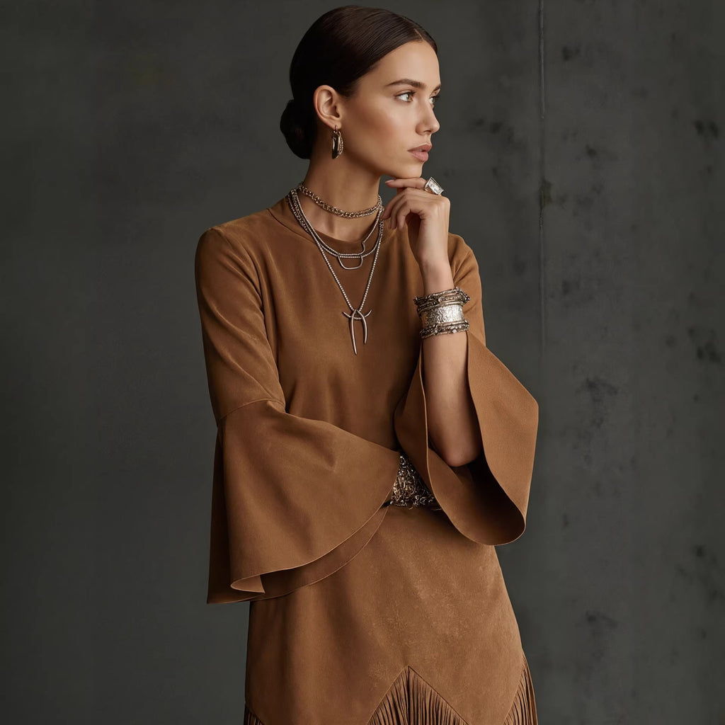 Abito da donna ampio e alla moda con maniche svasate e nappine