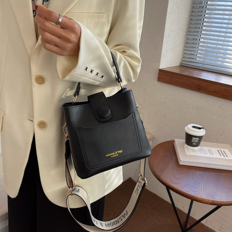 Borsa a tracolla da donna alla moda per la primavera, versatile e adatta a tutti gli abbinamenti