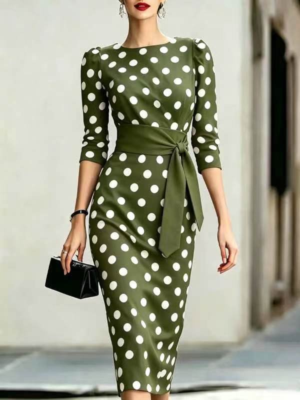 Abito elegante aderente in vita, blu navy a pois in stile retrò, con cintura.