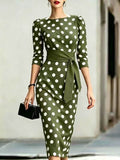 Abito elegante aderente in vita, blu navy a pois in stile retrò, con cintura.