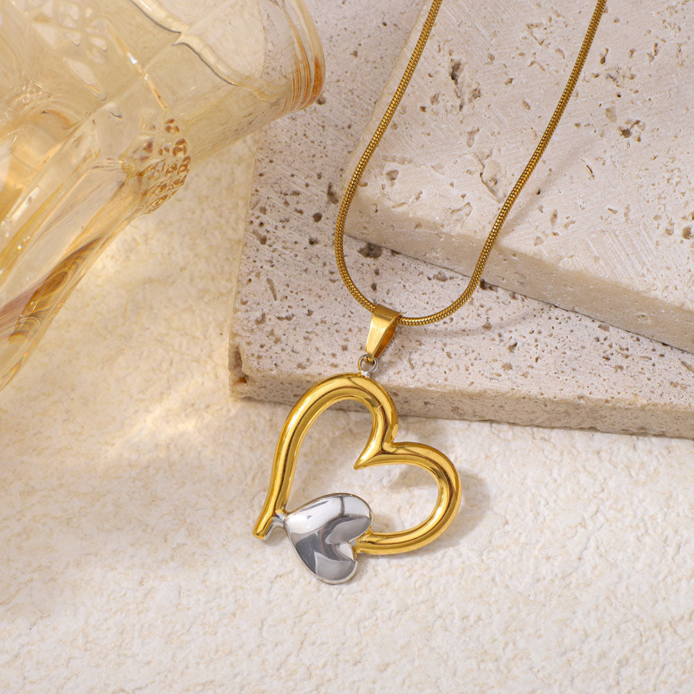 Collana con ciondolo a forma di cuore traforato in acciaio inossidabile bicolore