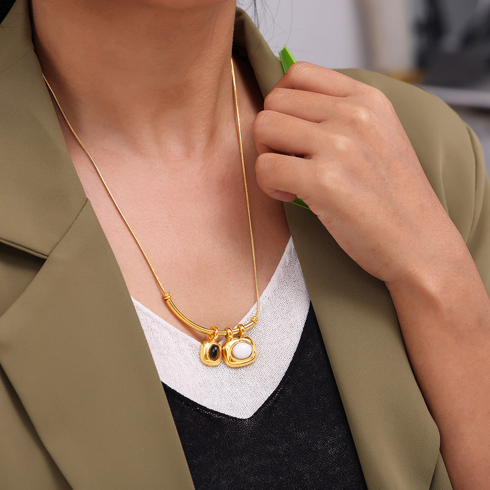 Collana con pendente geometrico asimmetrico bicolore in stile retrò