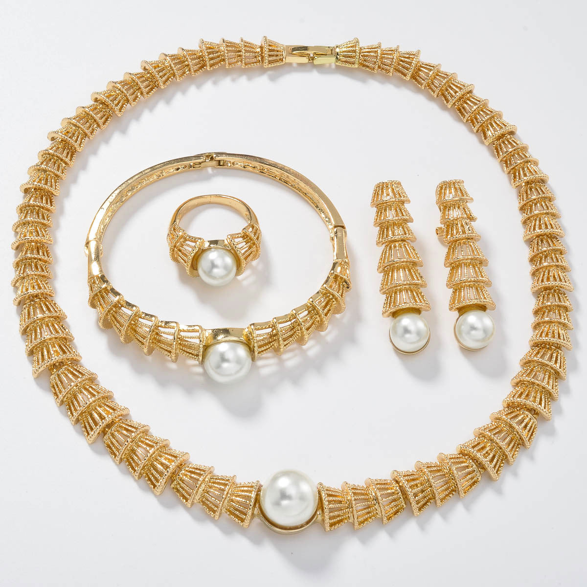 Set di quattro gioielli vintage in oro con perle traforate