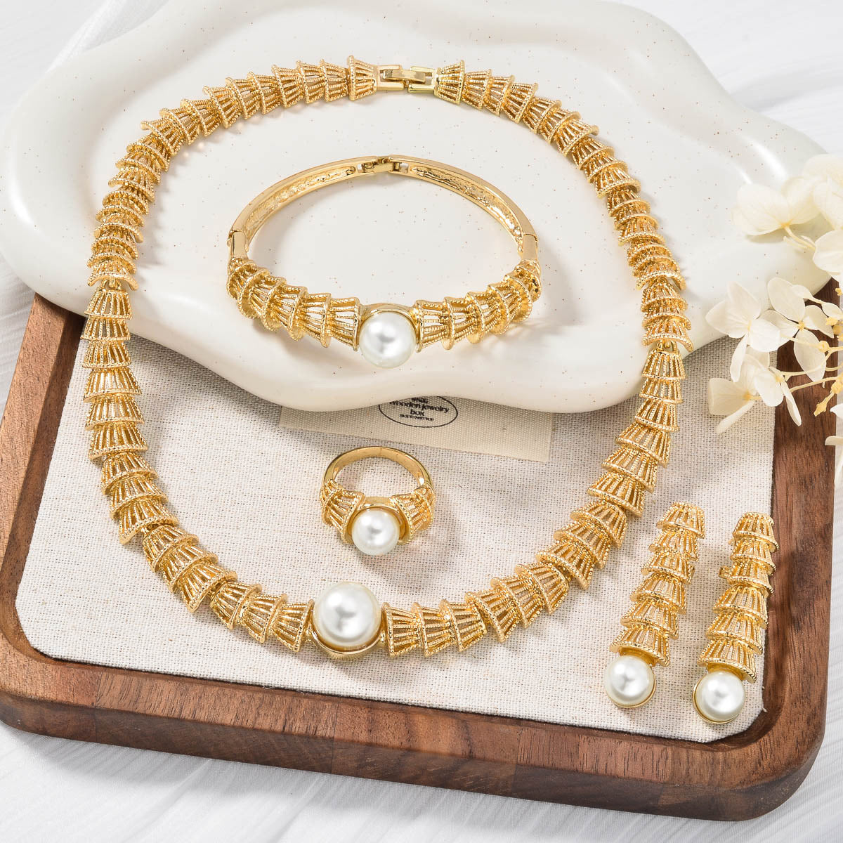 Set di quattro gioielli vintage in oro con perle traforate