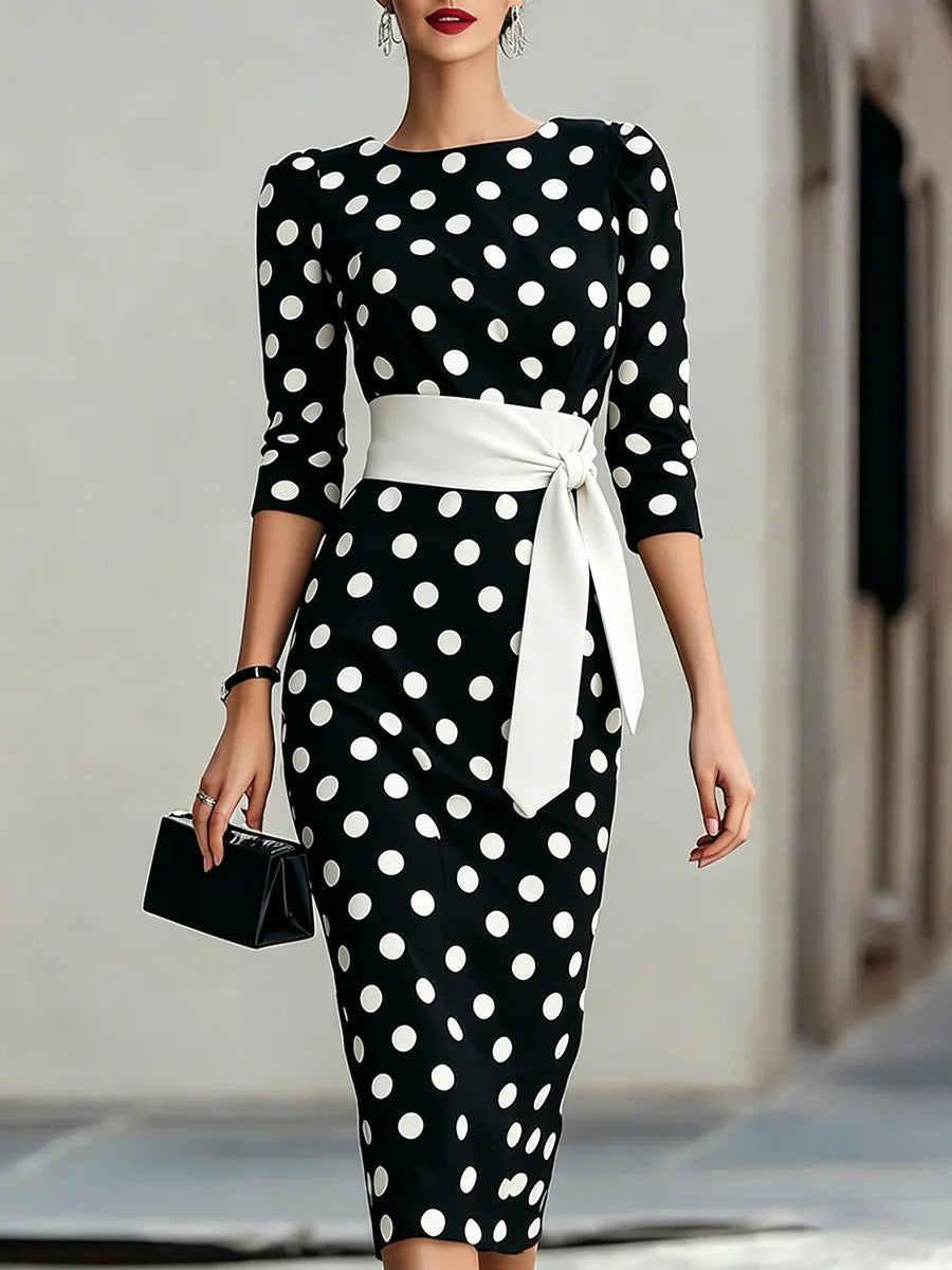 Abito elegante aderente in vita, blu navy a pois in stile retrò, con cintura.