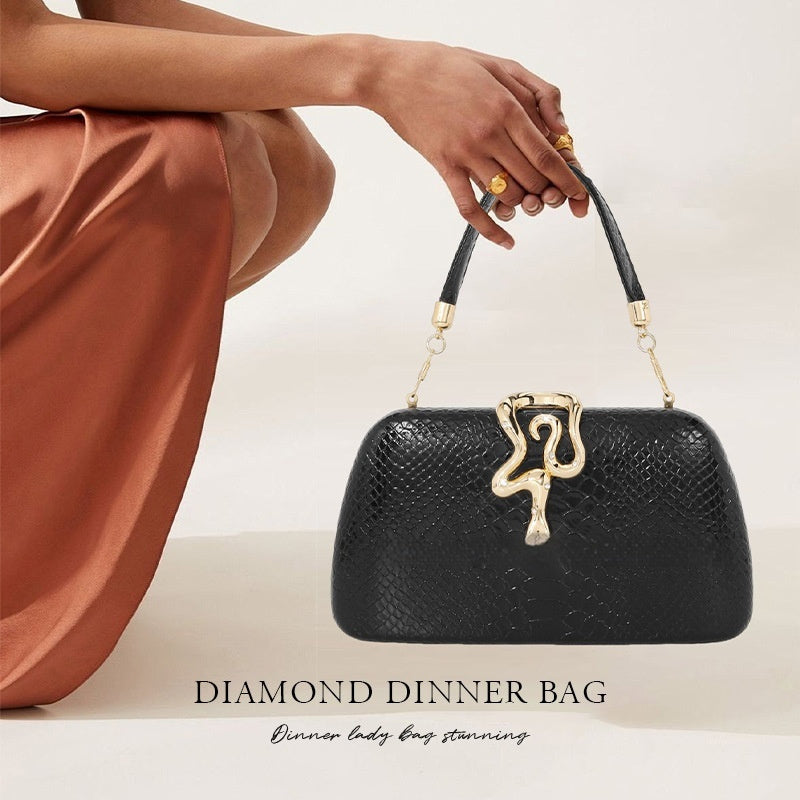Elegante borsa da sera da donna con stampa pitonata, dal sofisticato tocco europeo-americano.