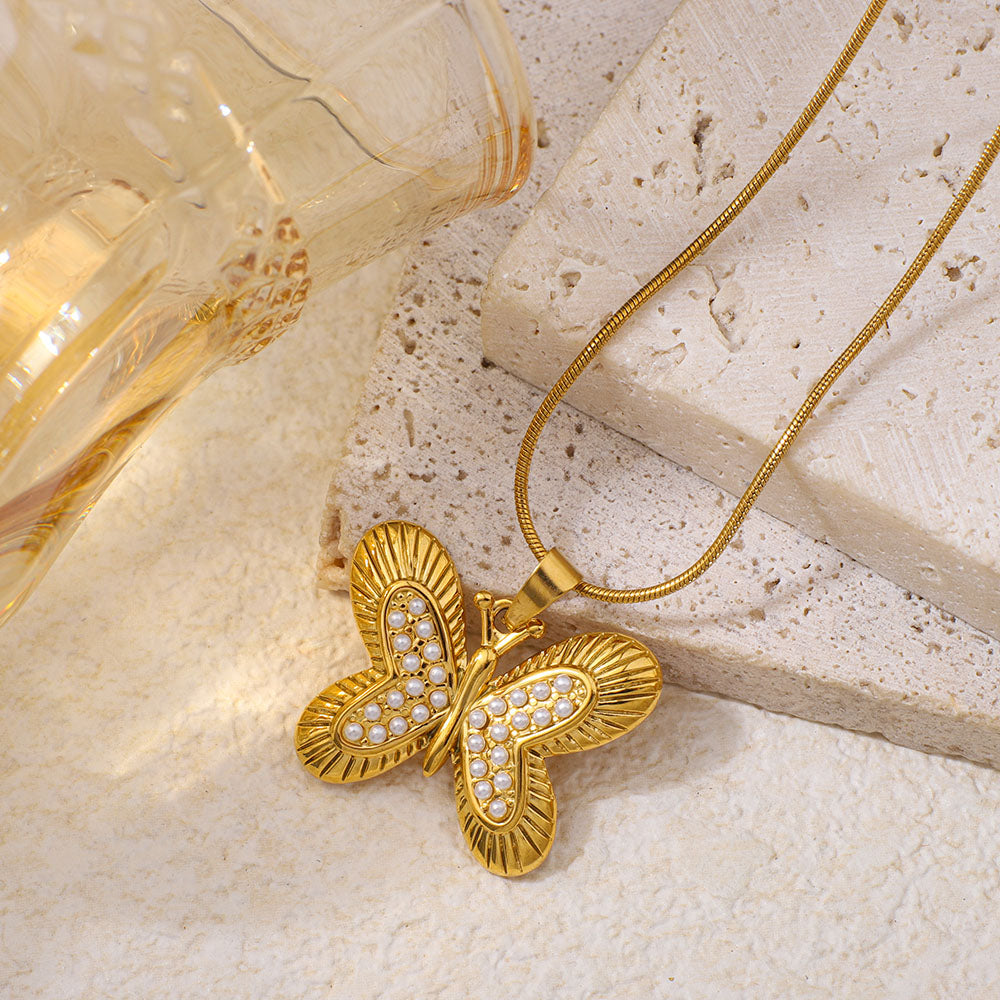 Collana con ciondolo a forma di farfalla