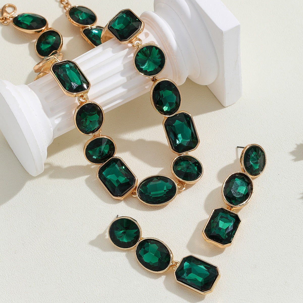 Set Collana e orecchini da donna in stile antico con splendide gemme colorate e cristalli lucenti