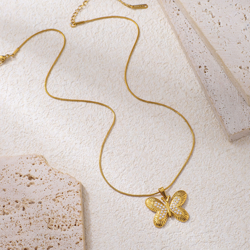 Collana con ciondolo a forma di farfalla
