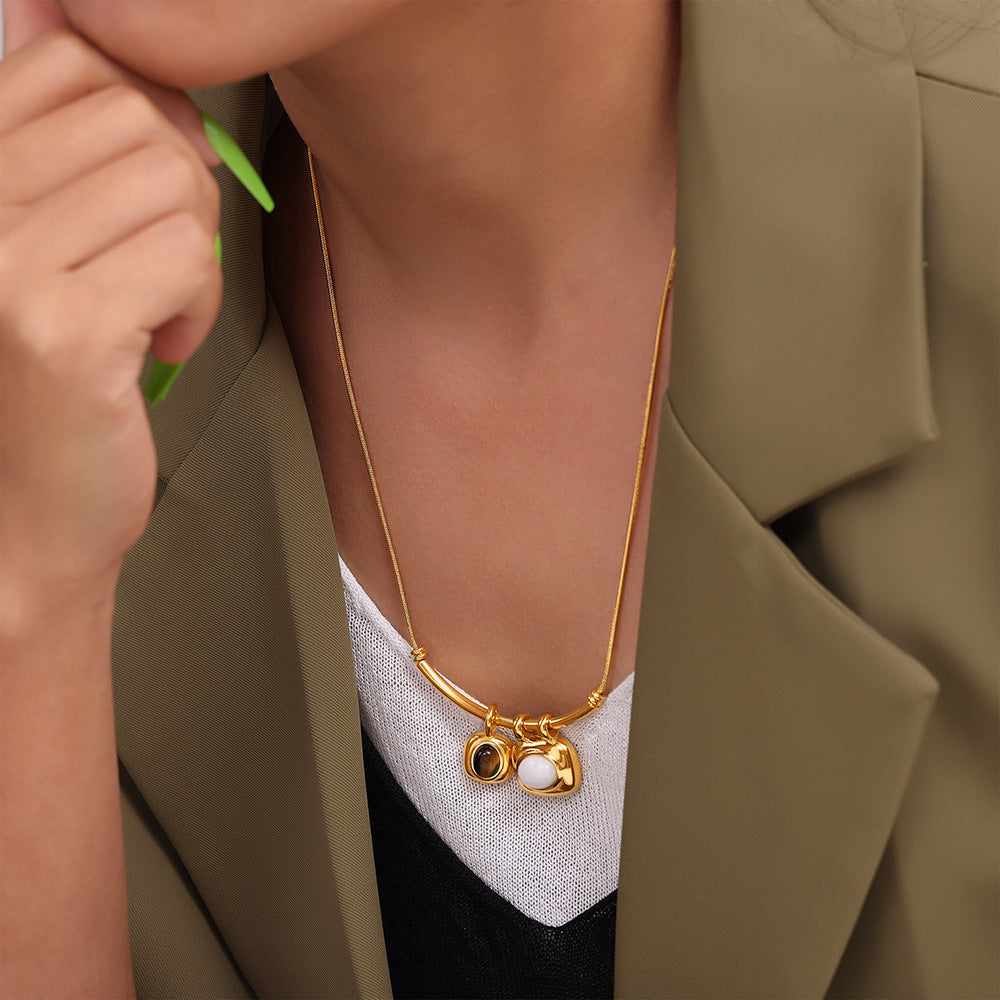 Collana con pendente geometrico asimmetrico bicolore in stile retrò