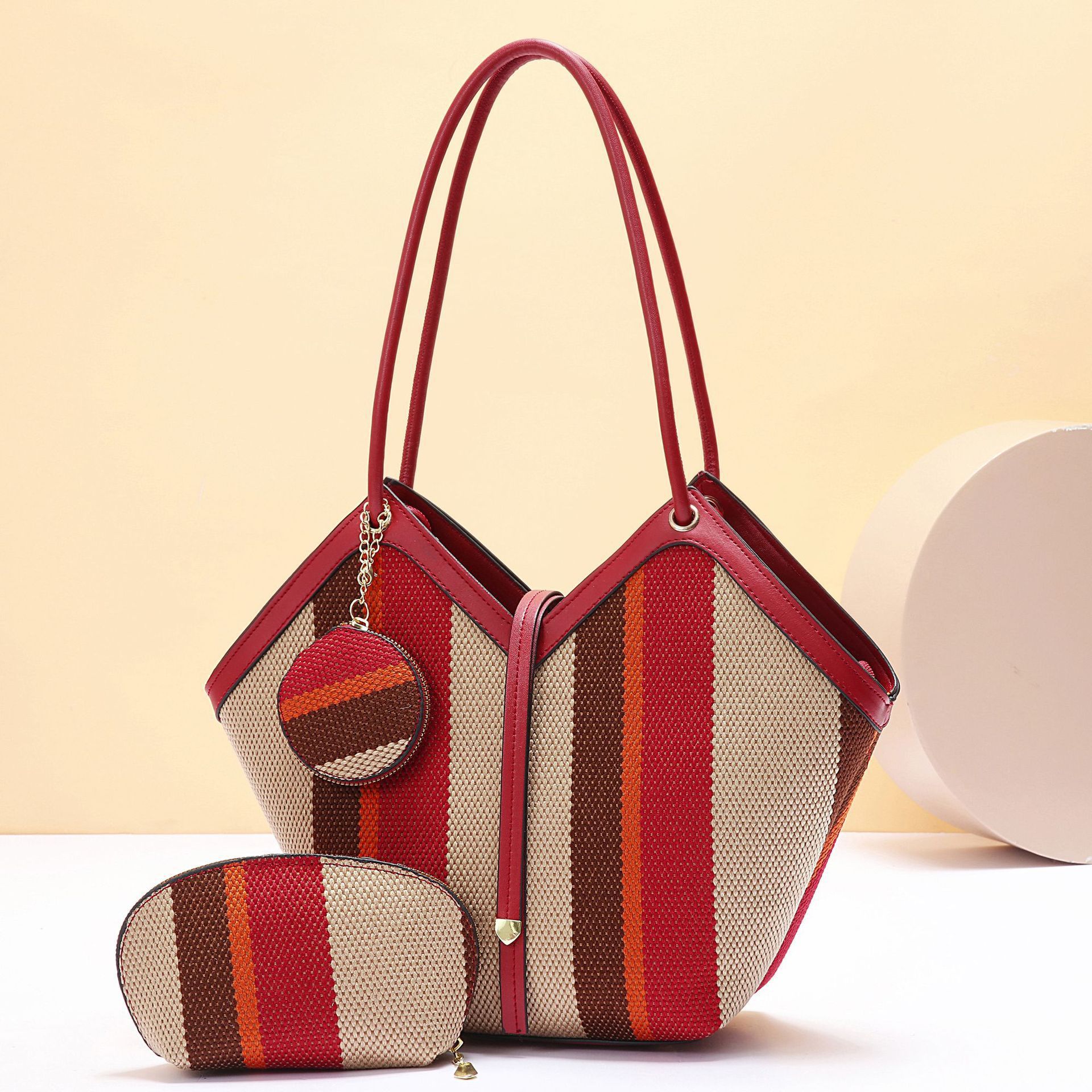 Elegante borsa tote capiente con un design di tendenza in blocchi di colore