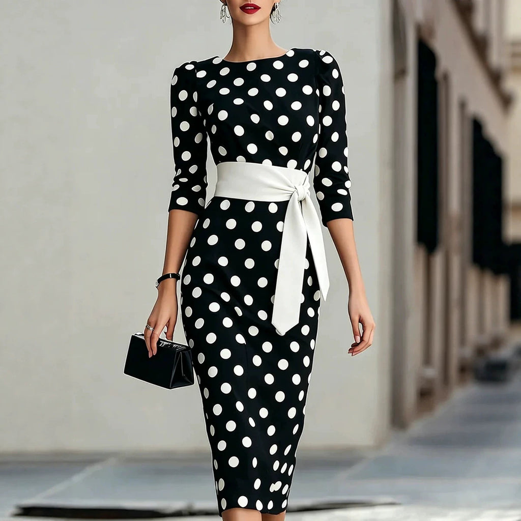 Abito elegante aderente in vita, blu navy a pois in stile retrò, con cintura.