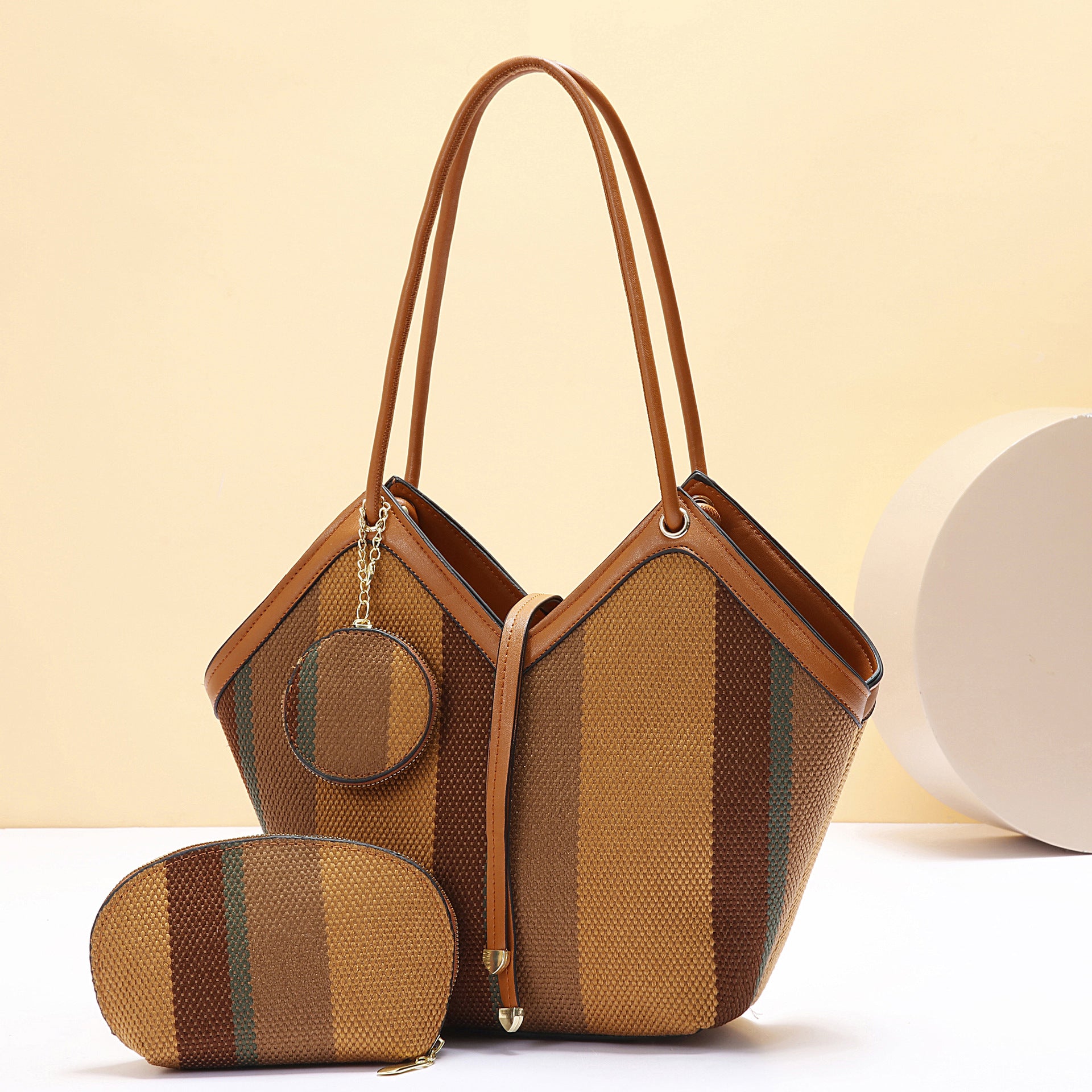 Elegante borsa tote capiente con un design di tendenza in blocchi di colore