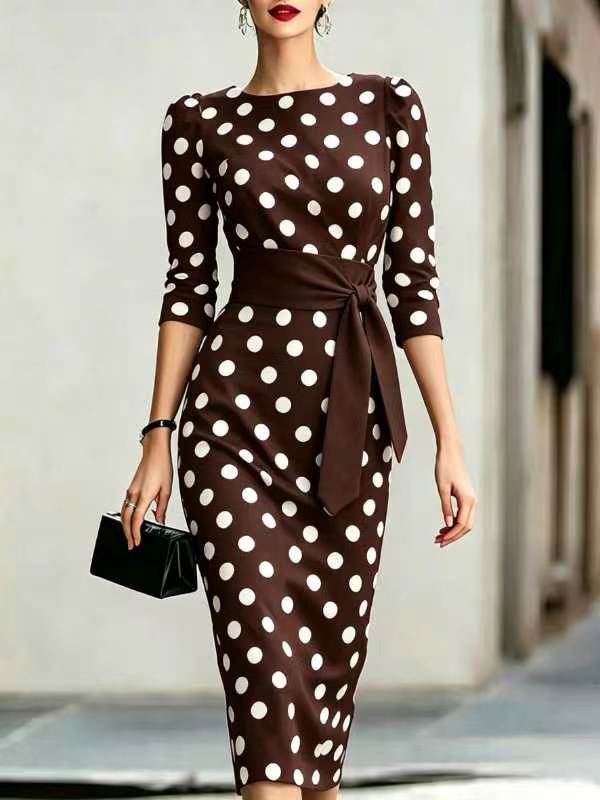 Abito elegante aderente in vita, blu navy a pois in stile retrò, con cintura.