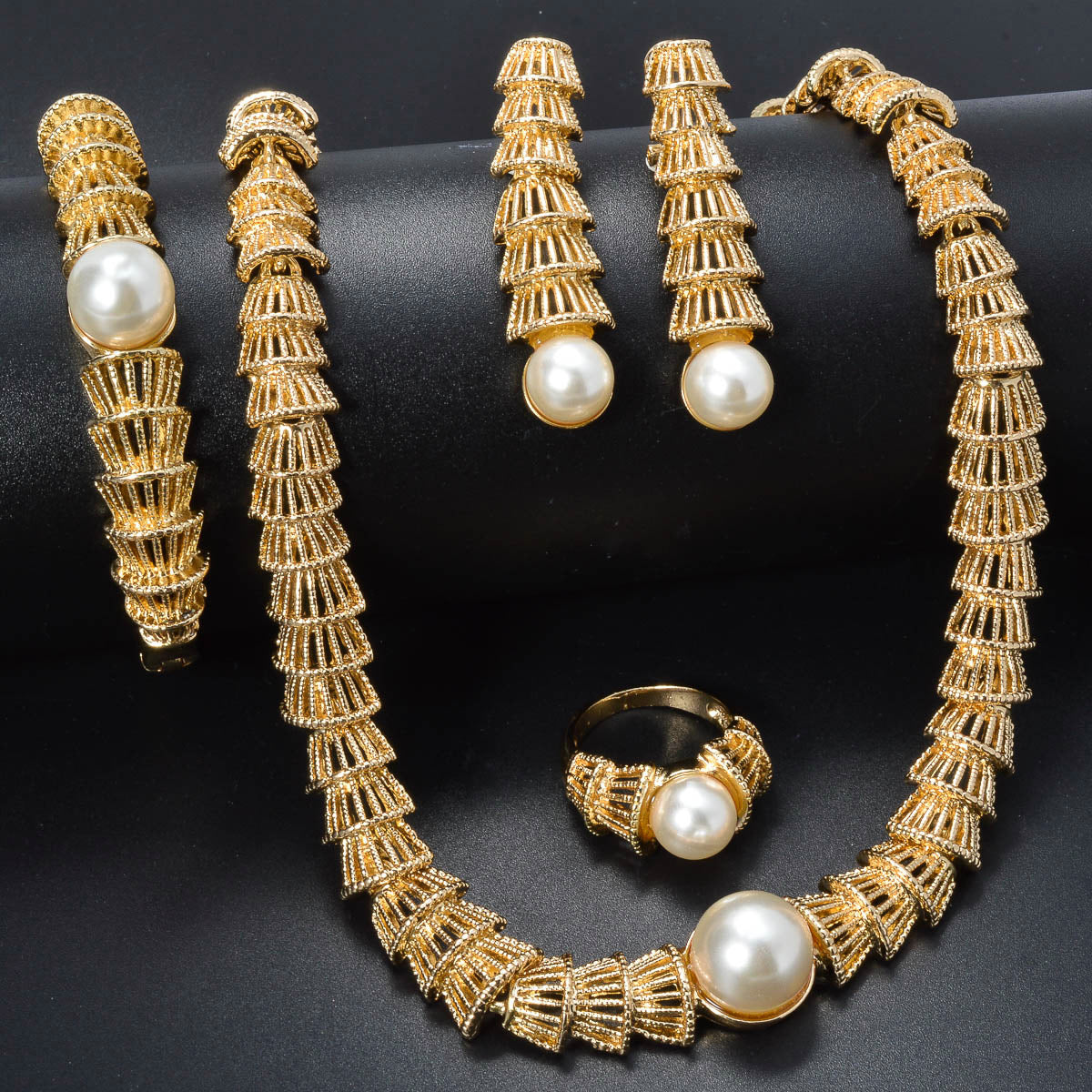 Set di quattro gioielli vintage in oro con perle traforate