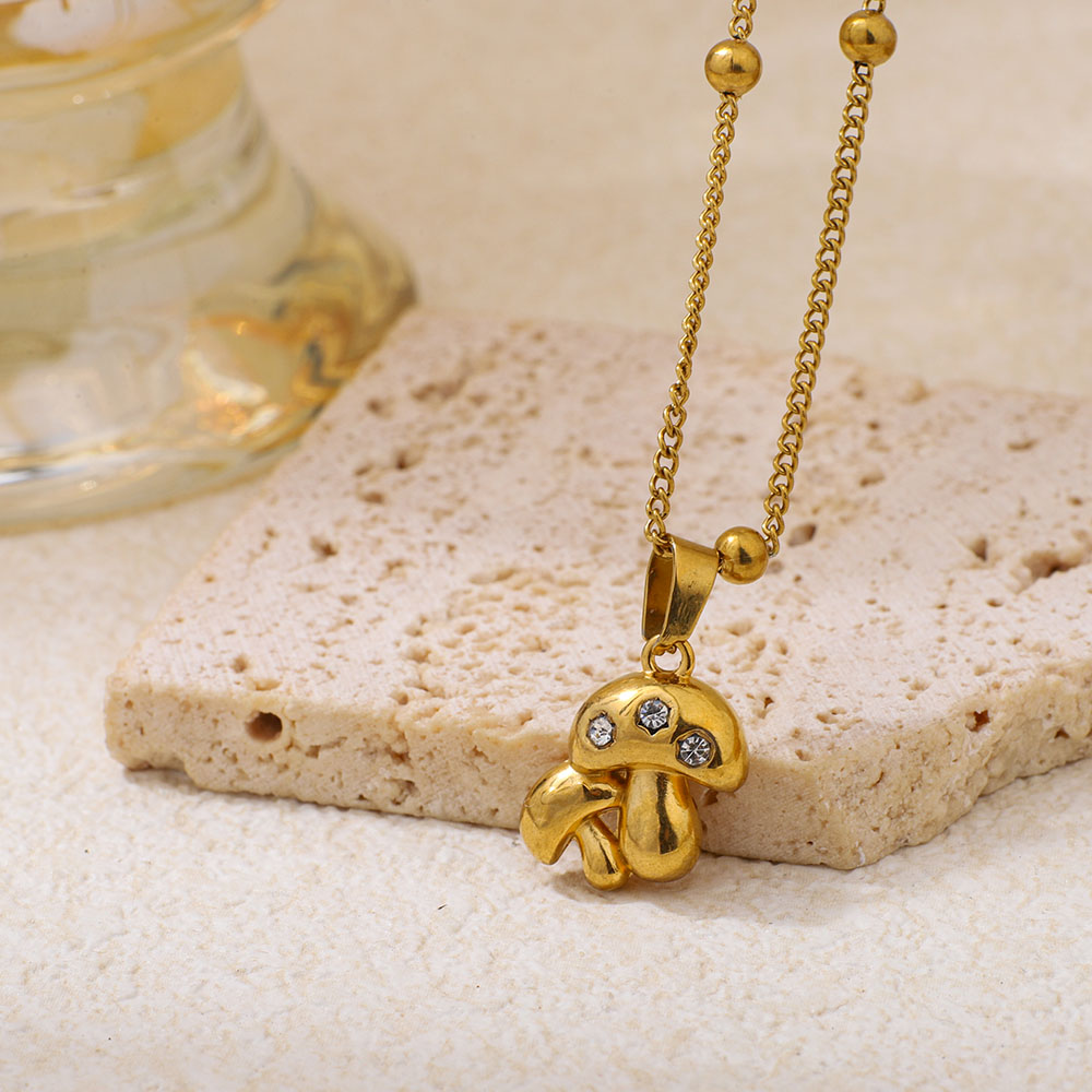 Collana con pendente a forma di fungo in acciaio inossidabile con strass intarsiati